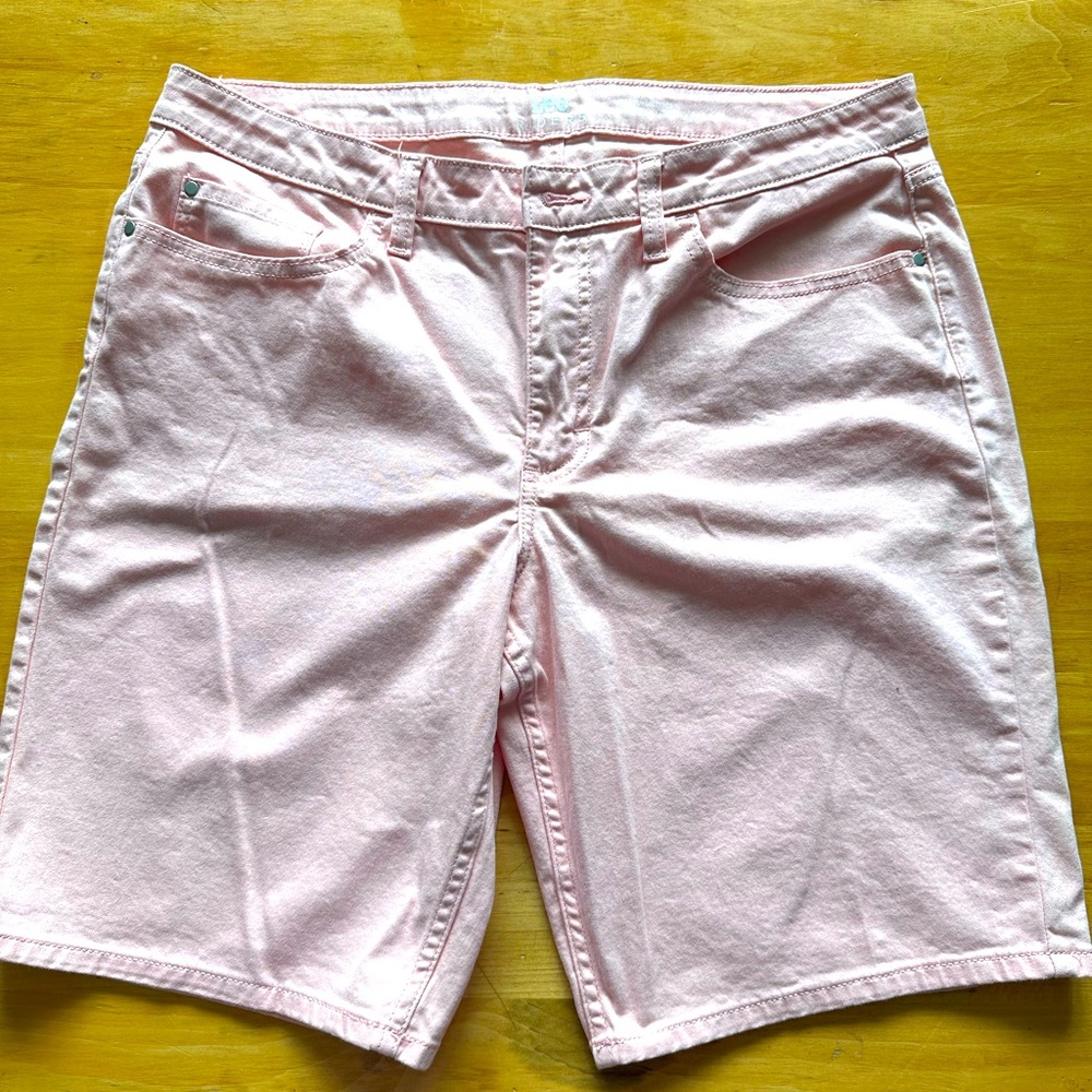 Lee Riders mid rise Bermuda shorts jorts. Pink. Size 16. ❣️